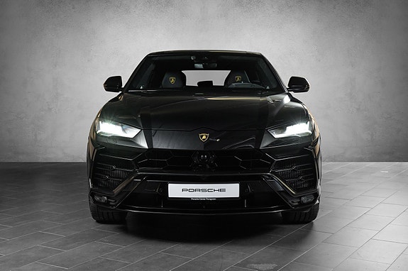 Lamborghini Urus 2 of 15