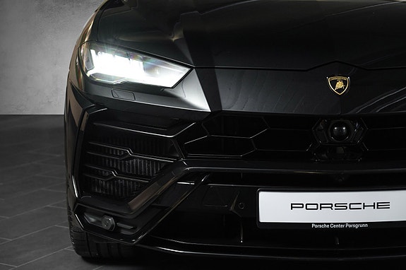 Lamborghini Urus 3 of 15