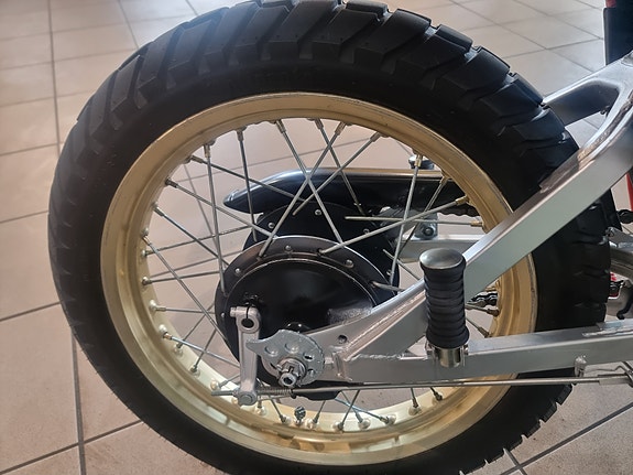 Yamaha XT 550 3 of 20