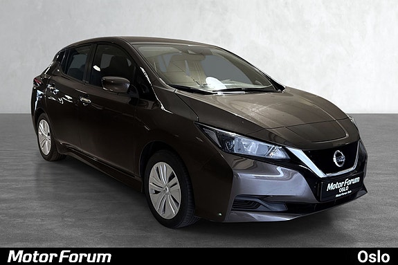 Moderne brun hatchback med karakteristiske frontlykter og kromgrill.