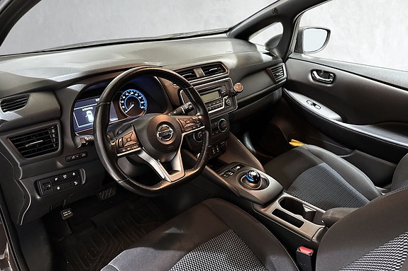 Oversiktlig cockpit med multifunksjonsratt og intuitiv midtkonsoll.