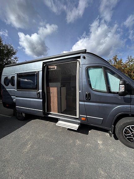 Carthago Malibu Van 640LE Rb Gt Charming 2-roms. Oppgradert VB-fjærer/Koni, Bilstein-dempere/Litium 600ah/Truma Combi D6 E dieslvarmer. 4 of 30