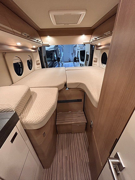 Carthago Malibu Van 640LE Rb Gt Charming 2-roms. Oppgradert VB-fjærer/Koni, Bilstein-dempere/Litium 600ah/Truma Combi D6 E dieslvarmer. 29 of 30
