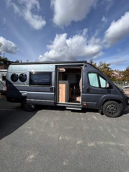 Carthago Malibu Van 640LE Rb Gt Charming 2-roms. Oppgradert VB-fjærer/Koni, Bilstein-dempere/Litium 600ah/Truma Combi D6 E dieslvarmer. 2 of 30
