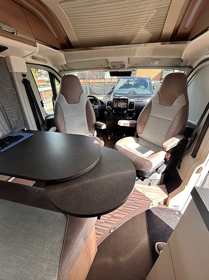 Carthago Malibu Van 640LE Rb Gt Charming 2-roms. Oppgradert VB-fjærer/Koni, Bilstein-dempere/Litium 600ah/Truma Combi D6 E dieslvarmer. 22 of 30