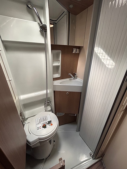 Carthago Malibu Van 640LE Rb Gt Charming 2-roms. Oppgradert VB-fjærer/Koni, Bilstein-dempere/Litium 600ah/Truma Combi D6 E dieslvarmer. 30 of 30