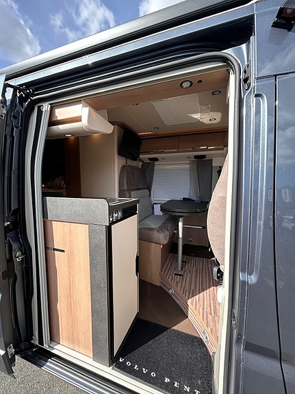 Carthago Malibu Van 640LE Rb Gt Charming 2-roms. Oppgradert VB-fjærer/Koni, Bilstein-dempere/Litium 600ah/Truma Combi D6 E dieslvarmer. 26 of 30
