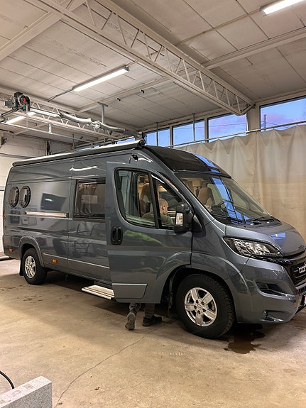 Carthago Malibu Van 640LE Rb Gt Charming 2-roms. Oppgradert VB-fjærer/Koni, Bilstein-dempere/Litium 600ah/Truma Combi D6 E dieslvarmer. 9 of 30