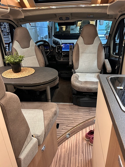 Carthago Malibu Van 640LE Rb Gt Charming 2-roms. Oppgradert VB-fjærer/Koni, Bilstein-dempere/Litium 600ah/Truma Combi D6 E dieslvarmer. 23 of 30