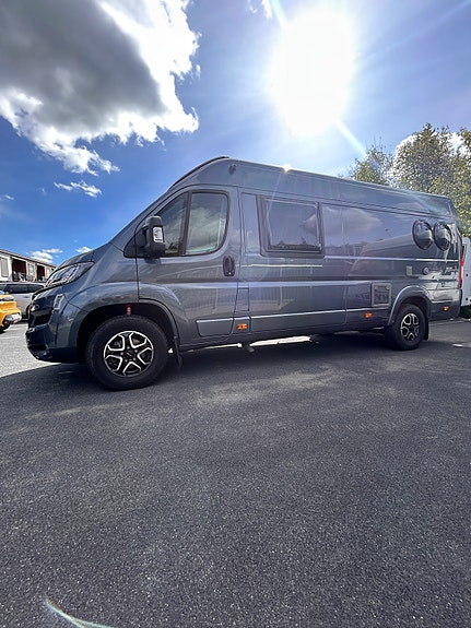 Carthago Malibu Van 640LE Rb Gt Charming 2-roms. Oppgradert VB-fjærer/Koni, Bilstein-dempere/Litium 600ah/Truma Combi D6 E dieslvarmer. 5 of 30