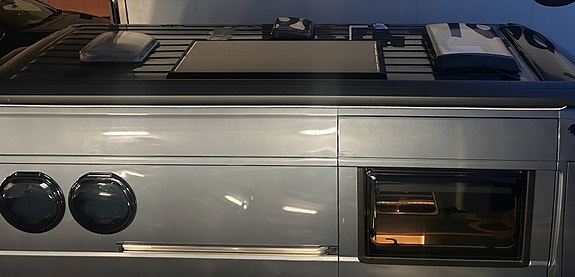 Carthago Malibu Van 640LE Rb Gt Charming 2-roms. Oppgradert VB-fjærer/Koni, Bilstein-dempere/Litium 600ah/Truma Combi D6 E dieslvarmer. 8 of 30