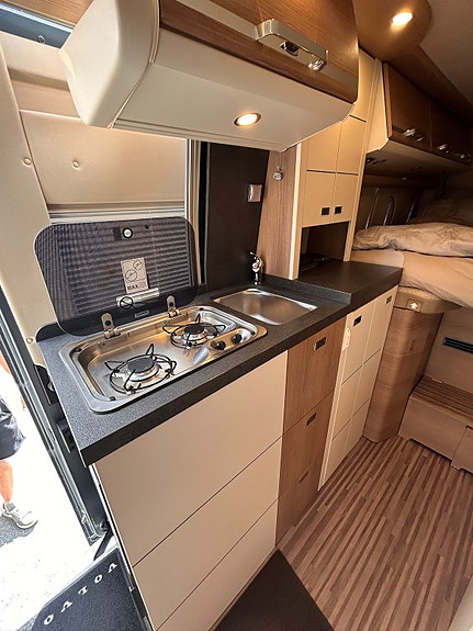 Carthago Malibu Van 640LE Rb Gt Charming 2-roms. Oppgradert VB-fjærer/Koni, Bilstein-dempere/Litium 600ah/Truma Combi D6 E dieslvarmer. 25 of 30