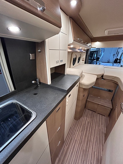 Carthago Malibu Van 640LE Rb Gt Charming 2-roms. Oppgradert VB-fjærer/Koni, Bilstein-dempere/Litium 600ah/Truma Combi D6 E dieslvarmer. 28 of 30