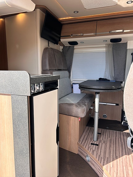Carthago Malibu Van 640LE Rb Gt Charming 2-roms. Oppgradert VB-fjærer/Koni, Bilstein-dempere/Litium 600ah/Truma Combi D6 E dieslvarmer. 27 of 30