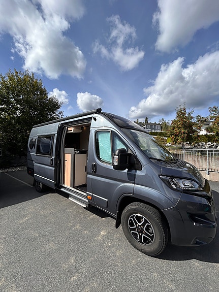 Carthago Malibu Van 640LE Rb Gt Charming 2-roms. Oppgradert VB-fjærer/Koni, Bilstein-dempere/Litium 600ah/Truma Combi D6 E dieslvarmer. 3 of 30