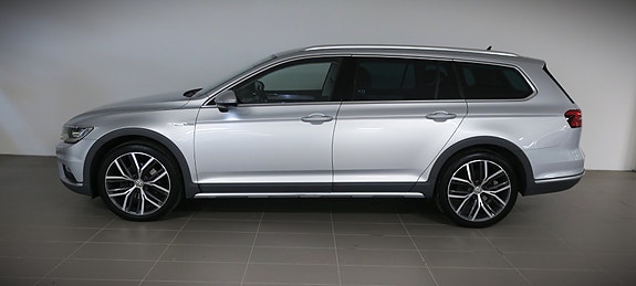 Volkswagen Passat Alltrack 2 of 16