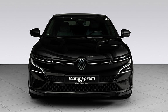 Sporty front med LED-lys og karakteristisk grill i svart.