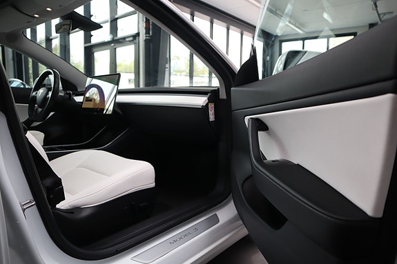 Tesla Model 3 16 of 30