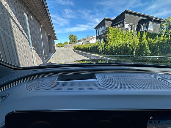 Mercedes-Benz EQC400 14 of 23