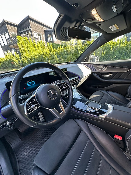Mercedes-Benz EQC400 18 of 23