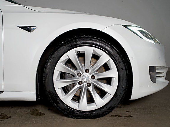 Tesla Model S 11 of 27