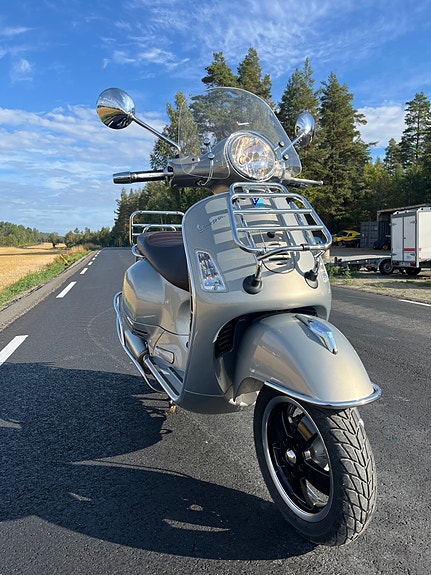 Vespa GTS 300 2 of 10