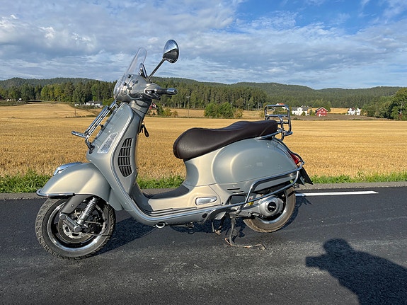 Vespa GTS 300 4 of 10