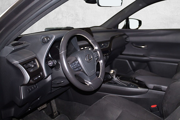 Lexus UX250h 18 of 30