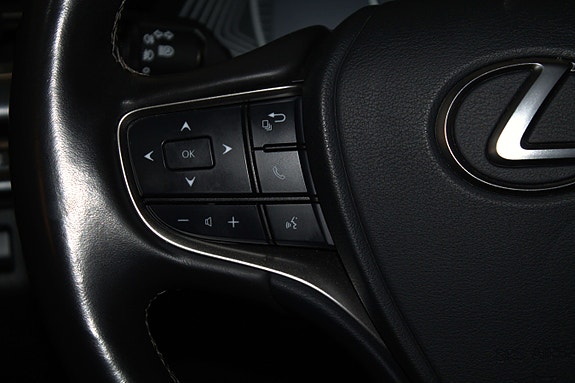 Lexus UX250h 28 of 30