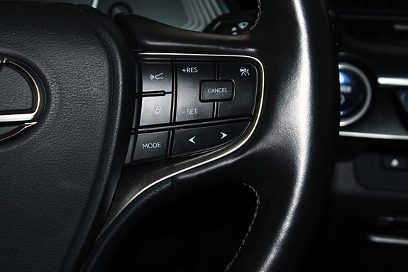 Lexus UX250h 29 of 30