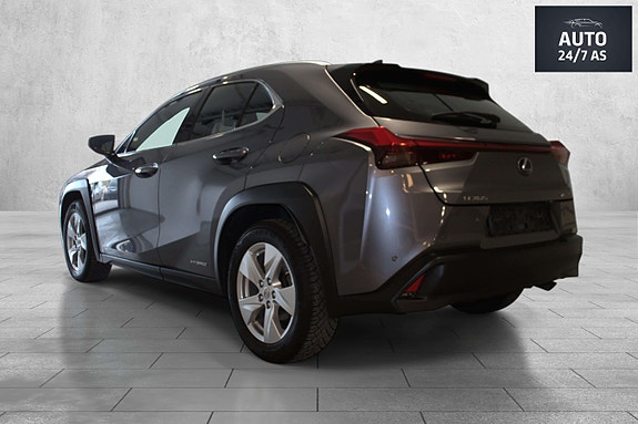Lexus UX250h 13 of 30
