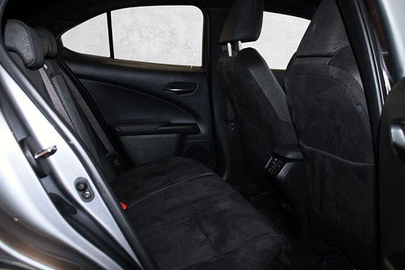 Lexus UX250h 23 of 30