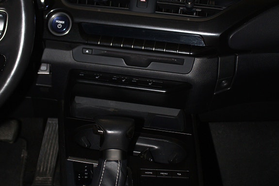 Lexus UX250h 26 of 30