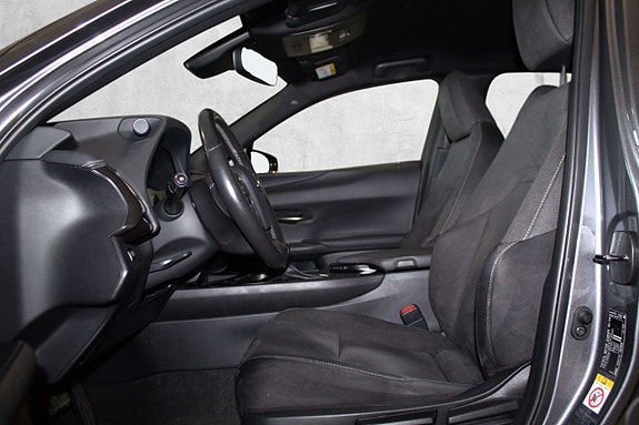 Lexus UX250h 17 of 30