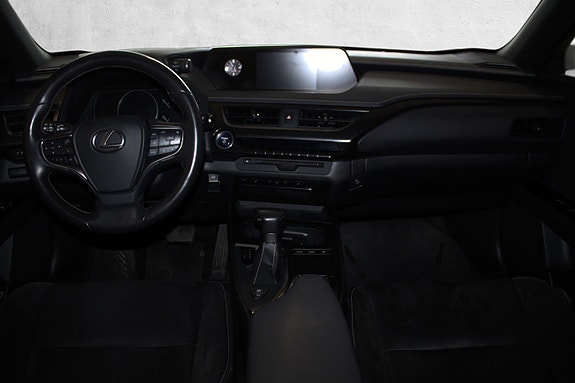 Lexus UX250h 25 of 30