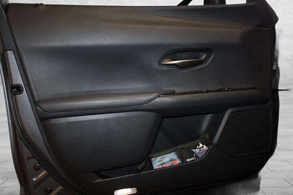 Lexus UX250h 16 of 30