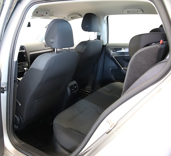 Volkswagen e-Golf VII 28 of 30