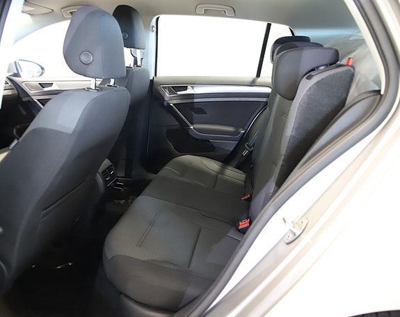 Volkswagen e-Golf VII 29 of 30