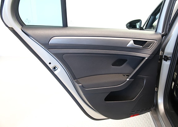 Volkswagen e-Golf VII 27 of 30