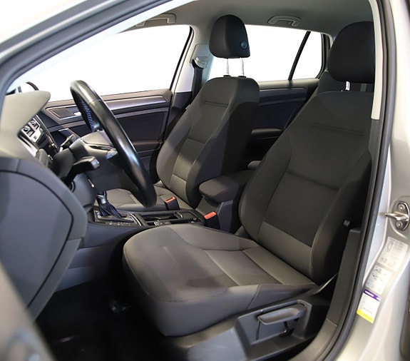 Volkswagen e-Golf VII 26 of 30
