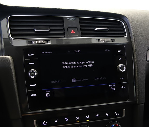 Volkswagen e-Golf VII 17 of 30