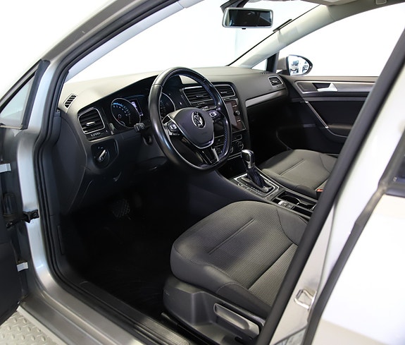Volkswagen e-Golf VII 24 of 30