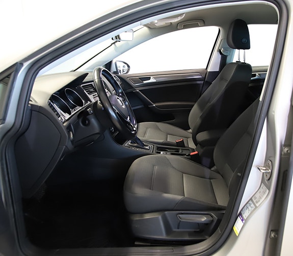 Volkswagen e-Golf VII 25 of 30