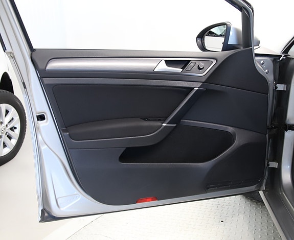 Volkswagen e-Golf VII 23 of 30