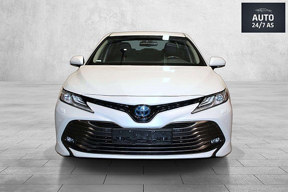 Toyota Camry 2 of 30