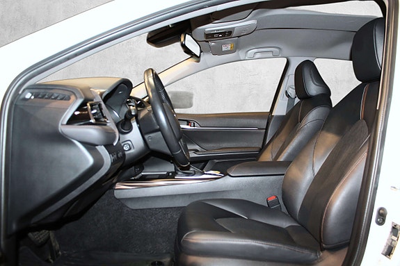 Toyota Camry 16 of 30