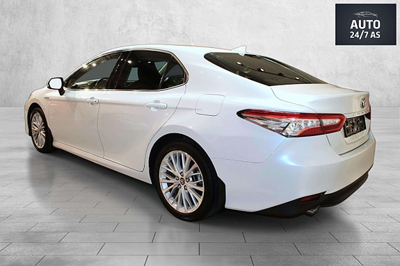 Toyota Camry 8 of 30
