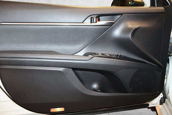 Toyota Camry 14 of 30