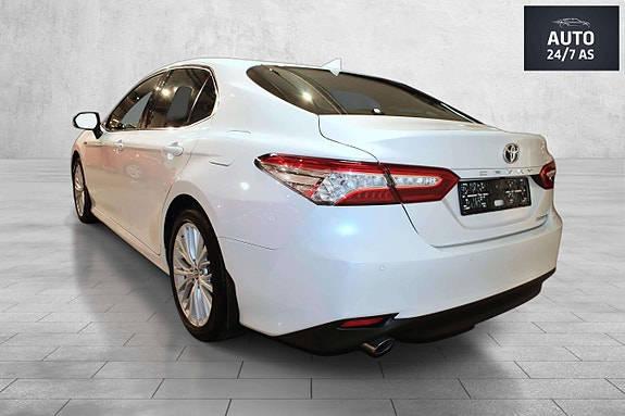 Toyota Camry 9 of 30