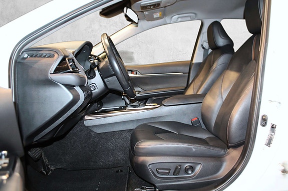Toyota Camry 15 of 30